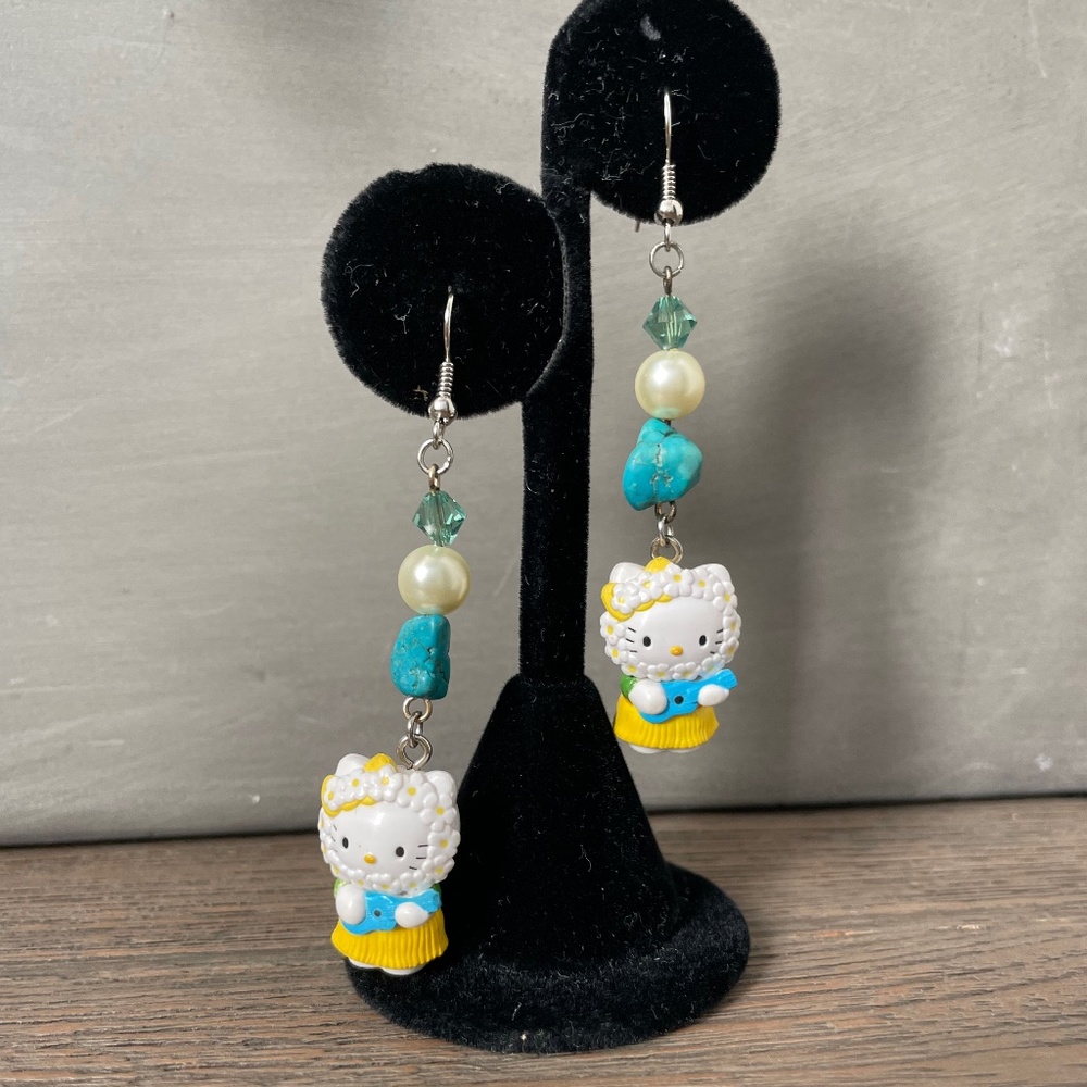 *Handmade Hello Kitty Hawaiian dangle earrings*